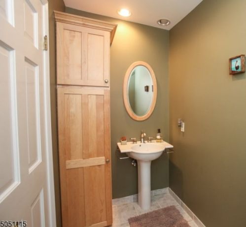 12 Carol Rd, Kinnelon, NJ 07405-2926