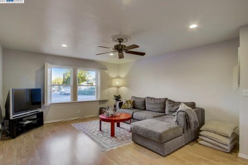 1875 Granada Dr, Concord CA 94519-1330 exterior