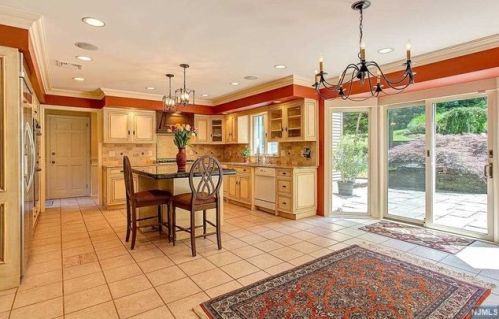 36 Saddle River Rd, Upper Saddle River NJ  07458-3205 exterior