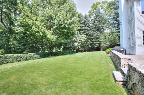 19 Long Lots Rd, Westport CT 06880-3846 exterior