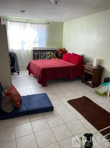 211 College Dr, Edison NJ 08817-5951 exterior