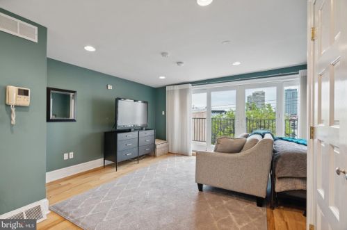 128 Bainbridge St, Philadelphia PA  19147-2402 exterior