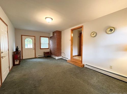 76 Raffia Rd, Enfield CT 06082-5159 exterior