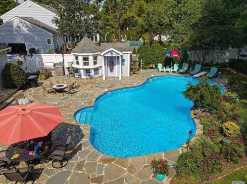 32 Pheasant Run Ln, Huntington Station NY 11746-8142 exterior