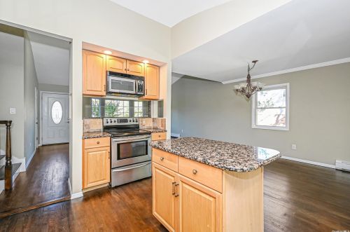 2 Gehrig St, Commack NY 11725-2006 exterior