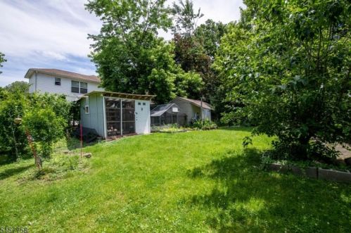 175 Summit Ave, N Milford, NJ 07646-1748