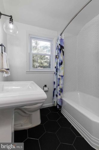 9607 Hastings Dr, Silver Spring MD 20901-3198 exterior