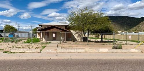 1834 Desert Cv Ave, Phoenix AZ  85028-3514 exterior