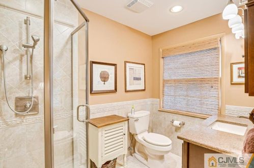 68 Monroe Ave, Edison NJ 08820-3724 exterior