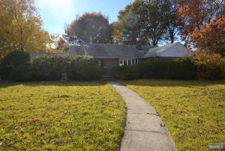 3 Eric Pl, Demarest, NJ 07627-2438
