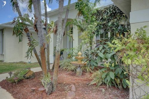 2357 Gillette Ave, Fort Pierce FL  34952-7433 exterior