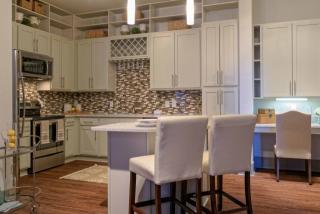 1160 Hammond Dr, Atlanta GA  30328-5331 exterior