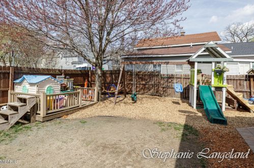 737 Logan St, Grand Rapids MI 49503-5559 exterior