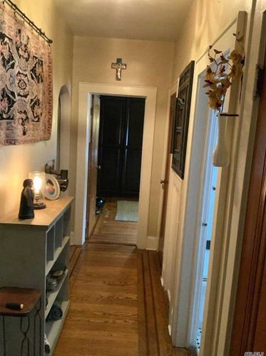 54 Frst Ave, Valley Stream NY 11581-1327 exterior