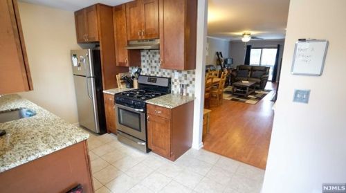 1806 Faulkner Ct, Mahwah NJ  07430-3491 exterior