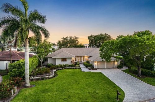 210 Bay Pt, Naples FL 34103-4018 exterior