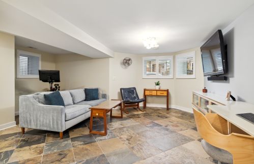 2037 Sawyer Ave, Chicago IL 60647-2703 exterior