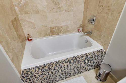 579 Hawthorne Pl, Chicago IL  60657-2922 exterior