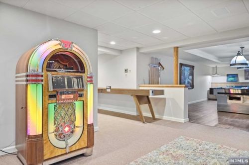 28 Greenview Way, Montclair NJ 07043-2531 exterior