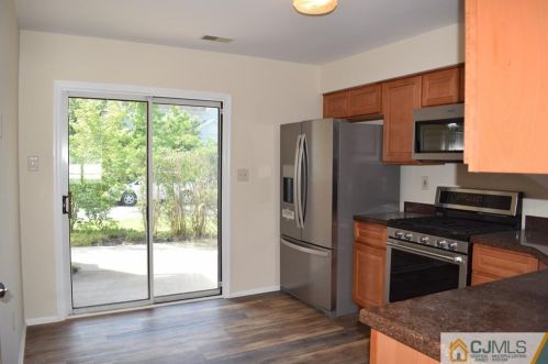 113 Sassafras Ct, New Brunswick NJ  08902-5016 exterior