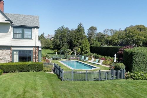 225 Ruggles Ave, Middletown RI 02840-4351 exterior