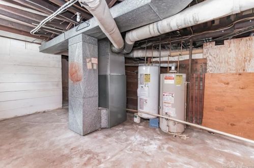 43 Elro St, Manchester CT 06040-4228 exterior