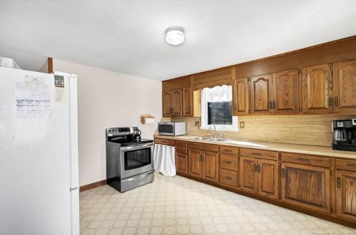 8 Jondot Dr, Enfield CT 06082-2235 exterior