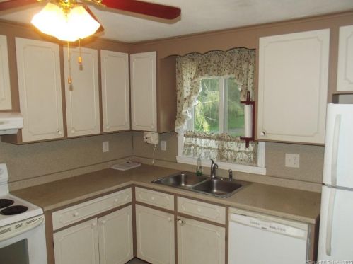 42 Mathewson Ave, Enfield CT 06082-4353 exterior