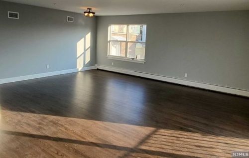 316 7th St, Fairview NJ  07022-1353 exterior