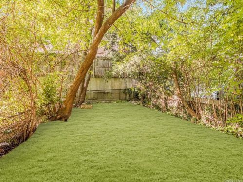 2017 Givan Ave, Bronx NY 10469-2645 exterior