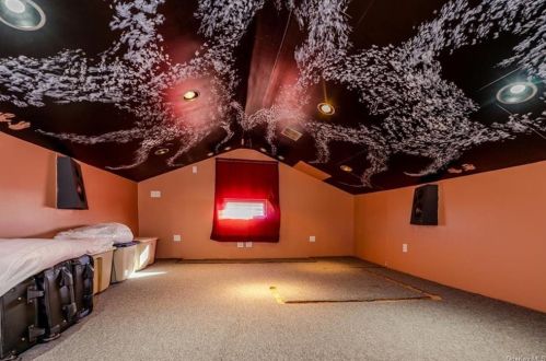 3327 Campbell Dr, Bronx NY 10465-1358 exterior