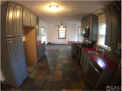 47 Runyons Ln, Edison NJ  08817-2219 exterior