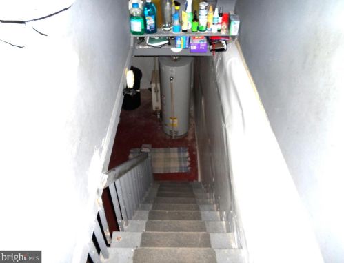 6147 Erdrick St, Philadelphia PA 19135-3516 exterior