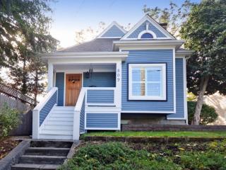 809 50th St, Seattle, WA 98103-6036