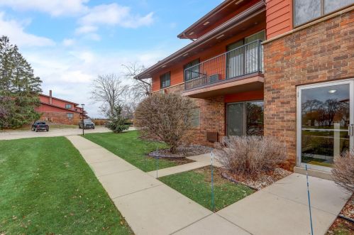 8530 Waterford Ave, Milwaukee, WI 53228-2344