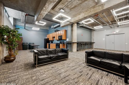 210 Desplaines St, Chicago IL  60661-5500 exterior