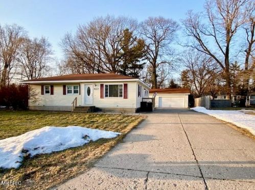 1301 Cavanagh St, Grand Rapids MI 49508-6127 exterior