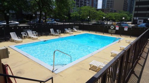 6166 Sheridan Rd, Chicago IL 60660-2836 exterior