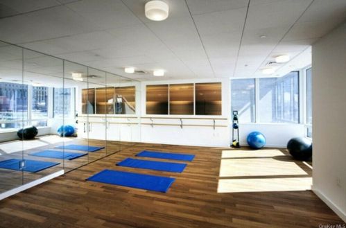 247 46th St, New York NY 10017-2904 exterior