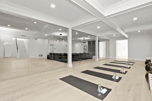 32 Meadowcroft Ln, Greenwich CT 06830-3823 exterior