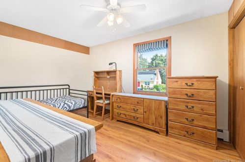 19 John St, Enfield CT 06082-3706 exterior