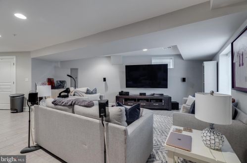 925 Lawrence St, Philadelphia PA 19122-3721 exterior