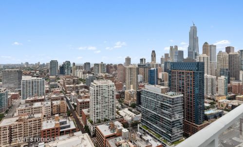 303 Ohio St, Chicago IL  60654-7963 exterior