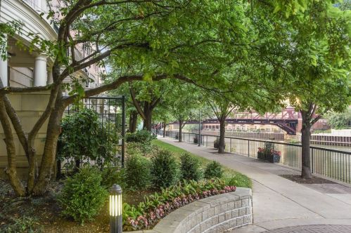 501 Clinton St, Chicago IL  60607-3801 exterior