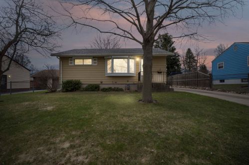 2629 Iroquois Rd, Waukegan, IL 60087-4522