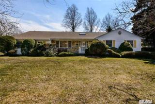 1 Bay Path Ct, Hunt, NY 11743-1537