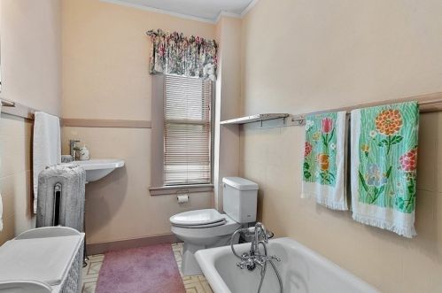 30 Clement Ave, Peabody MA 01960-6107 exterior