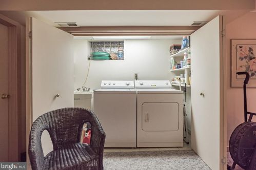 6428 Henry Ave, Philadelphia PA 19128-1507 exterior