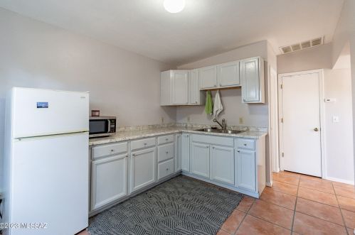 2221 2 St, Tucson AZ 85711-1058 exterior