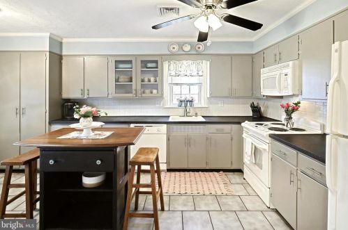 68 Maple Ave, Littlestown PA 17340-1312 exterior